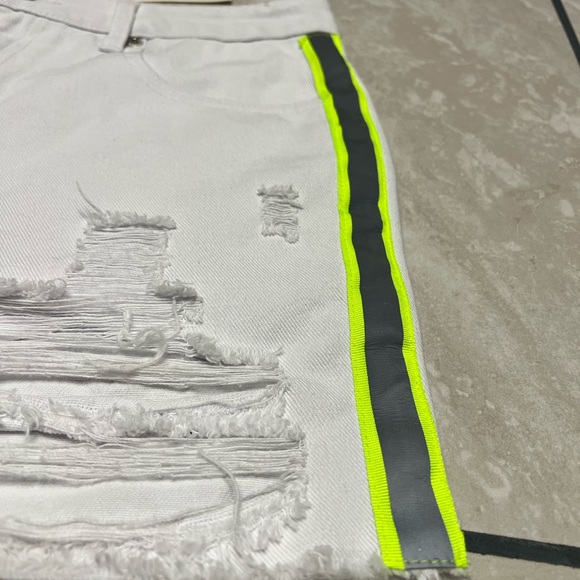 b original by shoe fly Women’s destroyed stripe ribbon denim white shorts size L - Picture 3 of 9